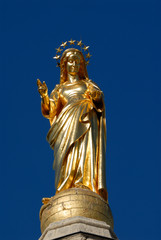 Fototapeta na wymiar Pozłacana figura Najświętszej Marii Panny w katedrze w Awinion, Francja