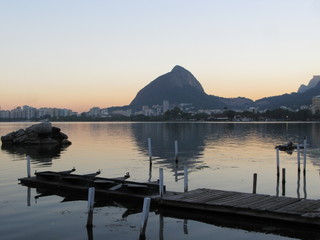 Lac avec ponton au soleil couchant, Rio de Janeiro, Brésil.