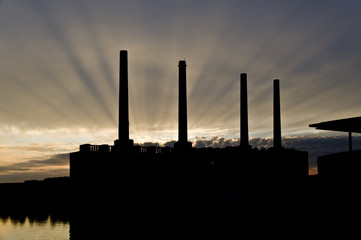 Kohlekraftwerk in Wolfsburg bei Abendstimmung