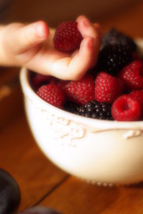 himbeere auf der hand eines kindes