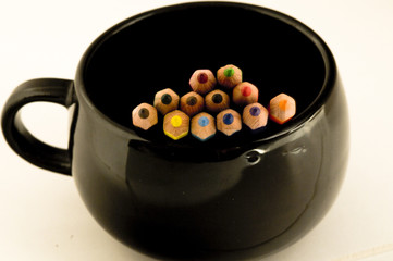 Farbstifte in einer Kaffeetasse