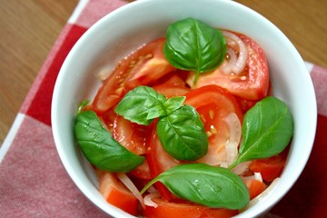 tomaten mit basilikum und zwiebel