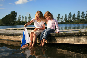 Fototapeta na wymiar enfant lac voilier