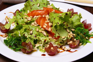 Salad with salmon and algae.