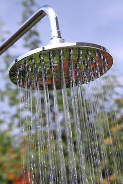 Moderne Gartendusche
