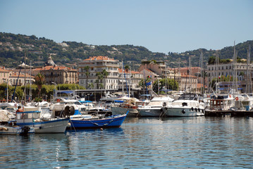 Fototapeta na wymiar Widok z portu jachtowego w Cannes