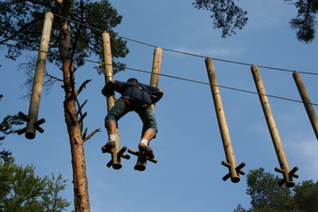 Mädchen an den Stangen des Parcours