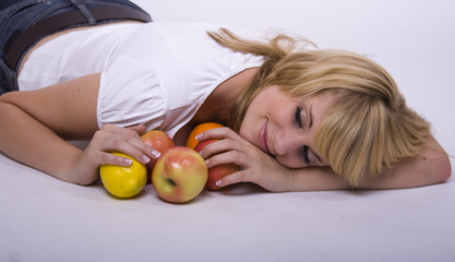 Fototapeta na wymiar junge Frau mit Äpfel