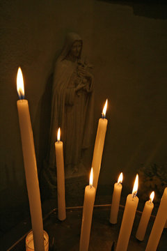 cierges devant une Vierge