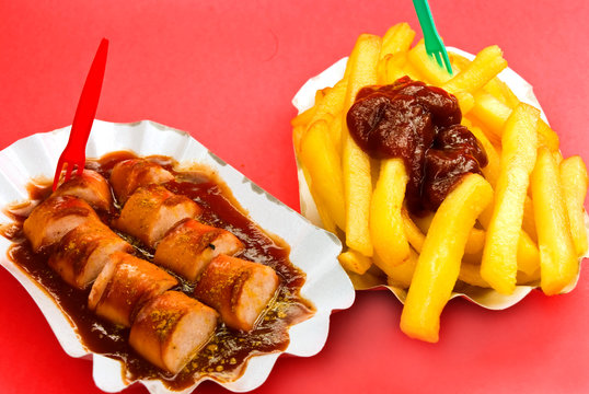 deutsche curry-wurst-freigestellt auf rot