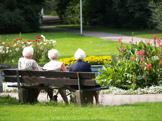Rentner im Park