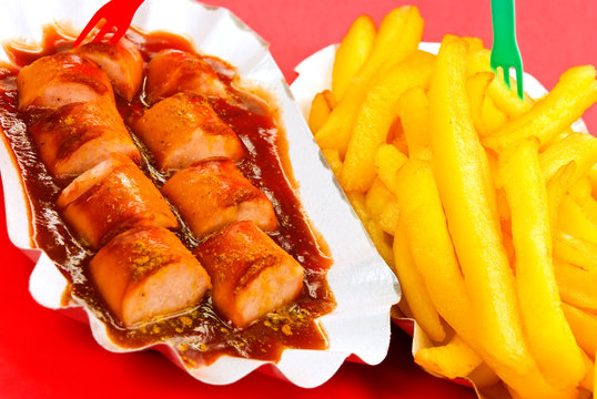 deutsche curry-wurst-freigestellt auf rot