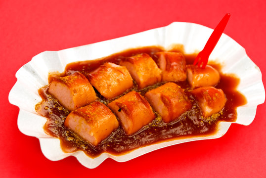 deutsche curry-wurst-freigestellt auf rot