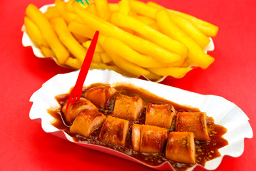 deutsche curry-wurst-freigestellt auf rot