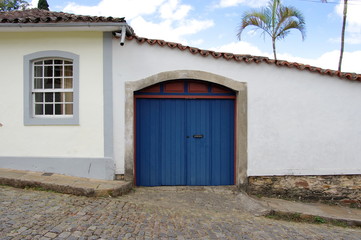 Porte de garage bleue sur mur blanc. Brésil.