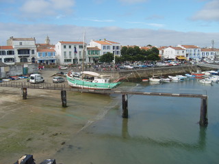 Bateau &agrave; quai au port