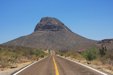 Route  face à la montagne dans le désert Mexicain