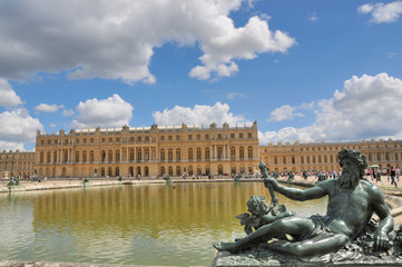 Fototapeta na wymiar Pomnik przed Chateau de Versailles