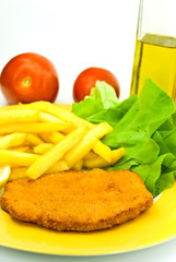 schnitzel -paniert mit salat,pommes frites
