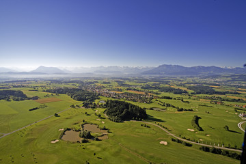 schweizer landschaft aus der luft