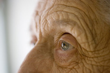 Close-up portrait of an elderly woman - obrazy, fototapety, plakaty