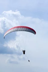 Fototapete Luftsport Gleitschirm wird mit einem Draht in den Himmel gehoben