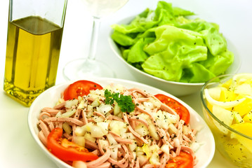 delikatesse- fleischsalat mit Kopfsalat und Wein