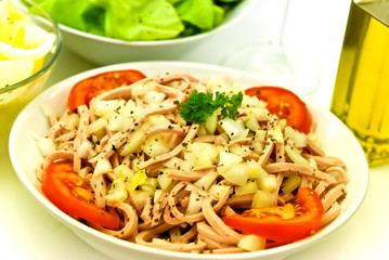 delikatesse- fleischsalat mit Kopfsalat und Wein