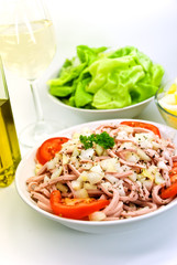 delikatesse- fleischsalat mit Kopfsalat und Wein