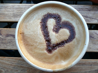 Kakaoherz im Milchkaffee