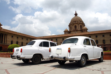 deux voitures blanches