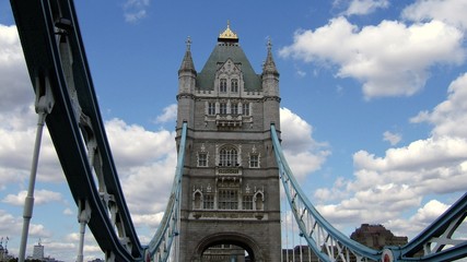 Fototapeta na wymiar Une des deux tours de Tower Bridge
