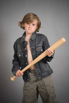 gar&ccedil;on voyou mauvais enfant dur adolescent baseball bagarre &eacute;col