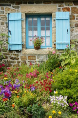 Fototapeta na wymiar Dom z kwiatów w Bretanii