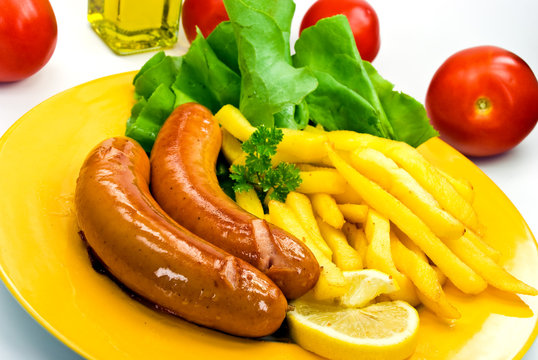Deutsche Bratwurst,Pommes-Frites,Salat