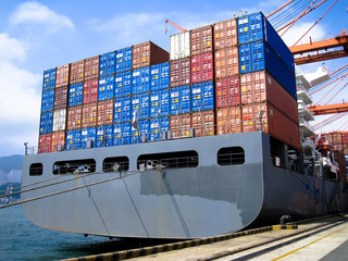 Containerschiff im Hafen