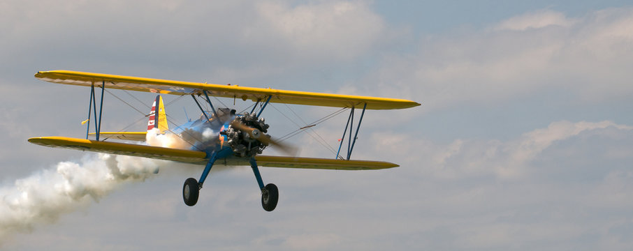Doppeldecker Boeing PT17 Steerman Breitbild