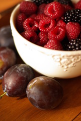 frisch pflaumen, brombeeren und himbeeren