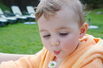 baby mit blume