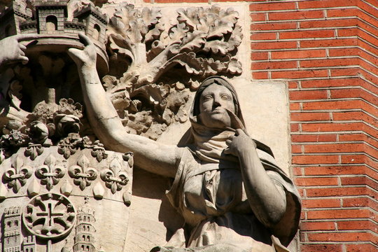 Statue de femme voil&eacute;e