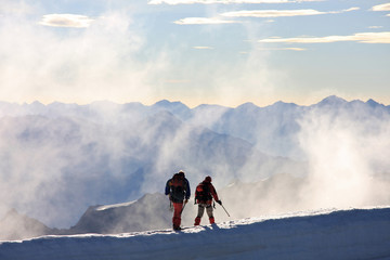 Alpinistes dans la brume