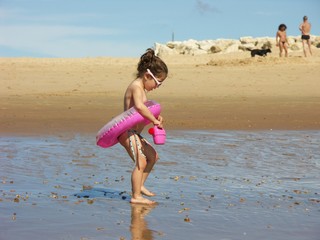 Naklejka premium petite fille à marée basse
