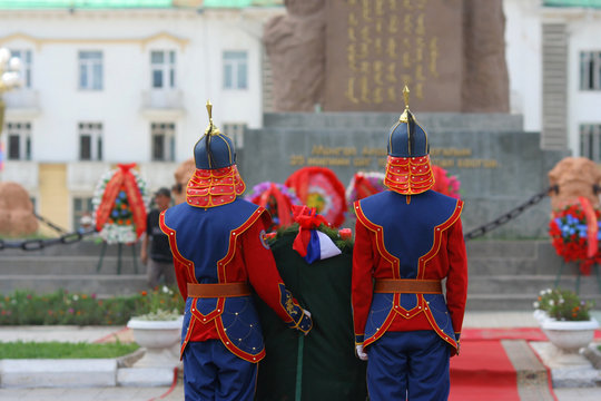 Gardes en costume traditionnel mongol