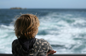 garçon regardant la mer