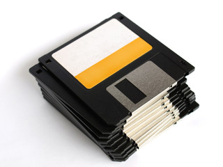 Magnetic floppy disk for computer data storage