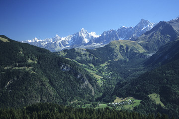 Les Aiguilles de Chamonix depuis Saint-Nicolas-de-Véroce