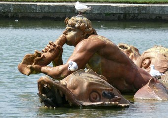Fototapeta na wymiar statue d'eau