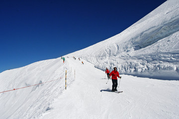 Fototapeta na wymiar Skiing in Alps, Saas Fee