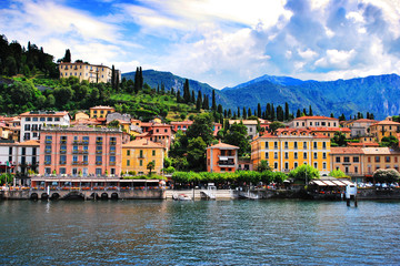 Fototapeta na wymiar Piękny włoski port, z widokiem na jezioro