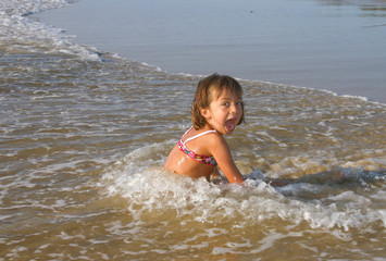 fillette heureuse dans les vagues